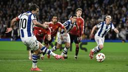 Pemain Real Sociedad, Mikel Oyarzabal mencetak gol melalui tendangan penalti ke gawang Manchester United dalam laga leg 1 babak 16 besar Liga Europa 2024/2025 di Anoeta Stadium, San Sebastian, Spanyol, Jumat (07/03/2025) dini hari WIB. (AFP/Ander Gillenea)
