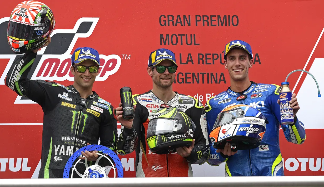 Pebalap LCR Honda, Cal Crutchlow (tengah), merayakan gelar juara pada MotoGP Argentina di Sirkuit Termas de Rio Hondo, Minggu (8/4/2018). Pebalap Inggris itu mencatatkan waktu 40 menit 36.342 detik. (AFP/Juan Mabromata)