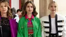 Ini adalah penampilan Lily Collins di Emily in Paris season 2. Ia mengenakan tonal green dengan statement collared knit. Foto: Netflix.