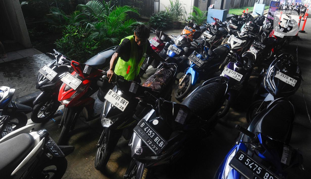 Petugas menata motor yang diberangkatkan dalam program mudik motor gratis Lebaran 2024  di Terminal Pondok Cabe, Tangerang Selatan, Banten, Jumat (5/4/2024). (merdeka.com/Arie Basuki)