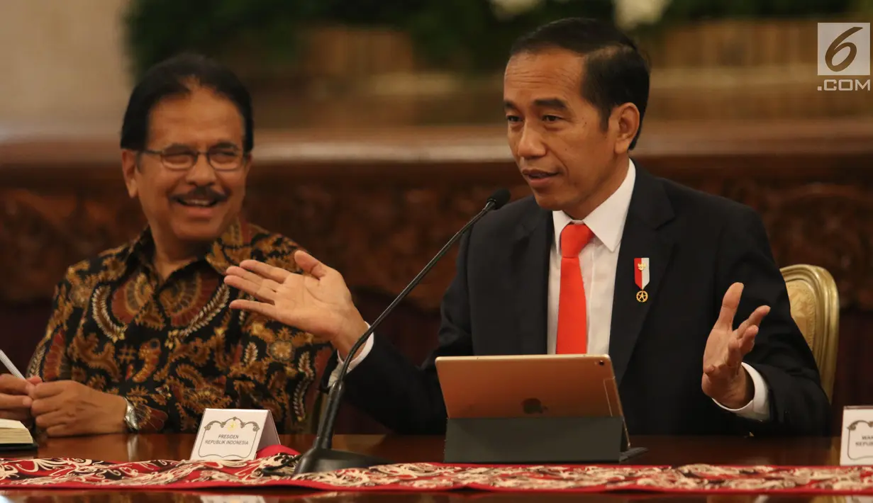 Presiden Jokowi didampingi Menteri ATR/BPN Sofyan Djalil memberikan keterangan pers rencana pemindahan Ibu Kota Negara di Istana Negara, Senin (26/8/2019). Lokasi Ibu Kota berada di wilayah Kabupaten Pejaman Penajam Pasar utara dan Kabupaten Kutai Kartanegara di Kaltim. (Liputan6 com/Angga Yuniar)