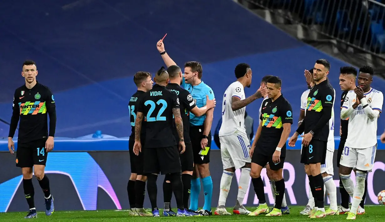 Pemain Inter Milan Nicolo Barella (kedua kiri) menerima kartu merah dari wasit Felix Brych (tengah) saat melawan Real Madrid pada pertandingan sepak bola Grup D Liga Champions di Stadion Santiago Bernabeu, Madrid, Spanyol, 7 Desember 2021. Real Madrid menang 2-0. (PIERRE-PHILIPPE MARCOU/AFP)