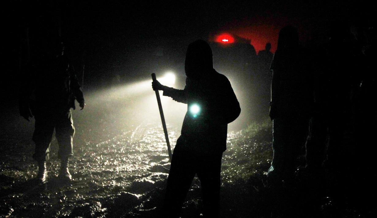 Tim Rescue memasuki hutan Kolombia guna mencari pesawat pengangkut tim asal Brasil, Chapecoense yang jatuh dekat Medellin, Kolombia, (29/11/2016).  (Reuters/Fredy Builes)