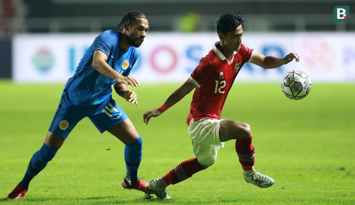 <p>Pemain Timnas Indonesia, Pratama Arhan (kanan) berusaha melewati pemain Timnas Curacao, Kenji Joel Gorre&nbsp;saat laga FIFA Match Day antara Timnas Indonesia melawan Timnas Curacao di Stadion Pakansari, Bogor, Selasa (27/09/2022). (Bola.com/Muhammad Iqbal Ichsan)</p>