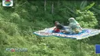 Di tempat wisata ini pengunjung dapat menikmati keindahan alam sambil bermain berbagai macam wahana termasuk karpet terbang.