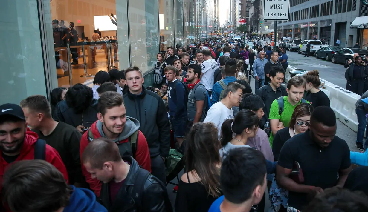 Sejumlah pembeli mengantre di Fifth Avenue Apple Store di New York City, AS (22/9). IPhone 8 dan iPhone 8 Plus yang baru, serta Apple Watch dan Apple TV terbaru sudah dapat dibeli toko Apple Store. (Drew Angerer / Getty Images / AFP)