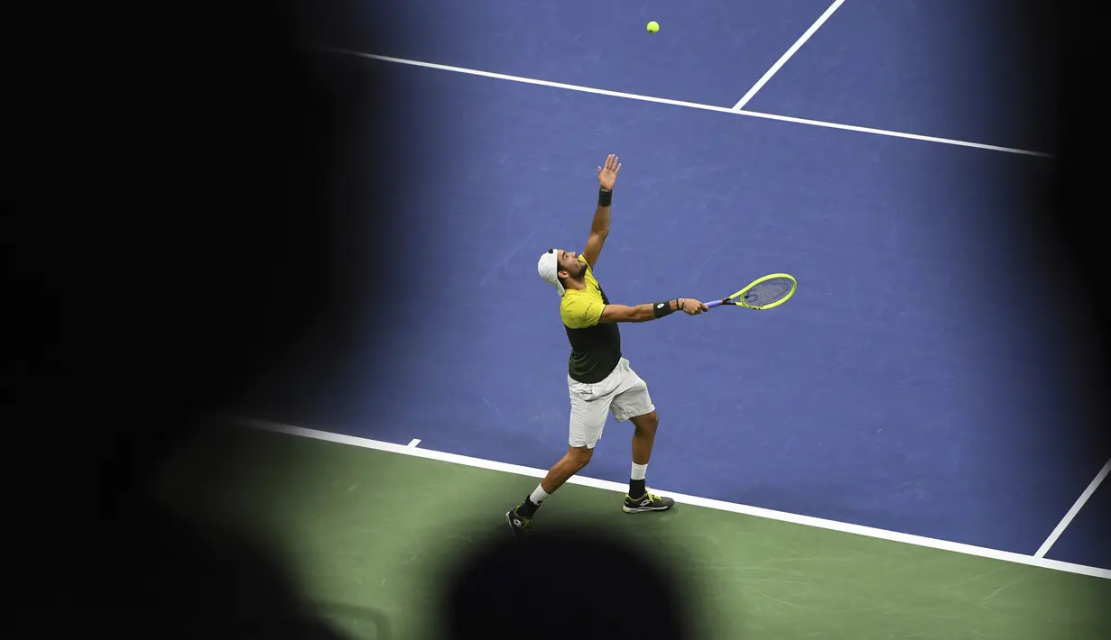 Petenis Italia, Matteo Berrettini menservis bola selama bertanding melawan Rafael Nadal dari Spanyol pada babak semifinal AS Terbuka 2019 di USTA Billie Jean King National Tennis Center, New York (6/9/2019). Nadal menang 7-6, 6-4, 6-1 atas Berrettini. (AP Photo/Sarah Stier)