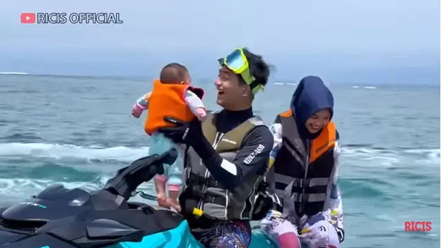 6 Potret Ria Ricis dan Teuku Ryan Ajak Baby Moana Naik Jetski, Dihujat Netizen