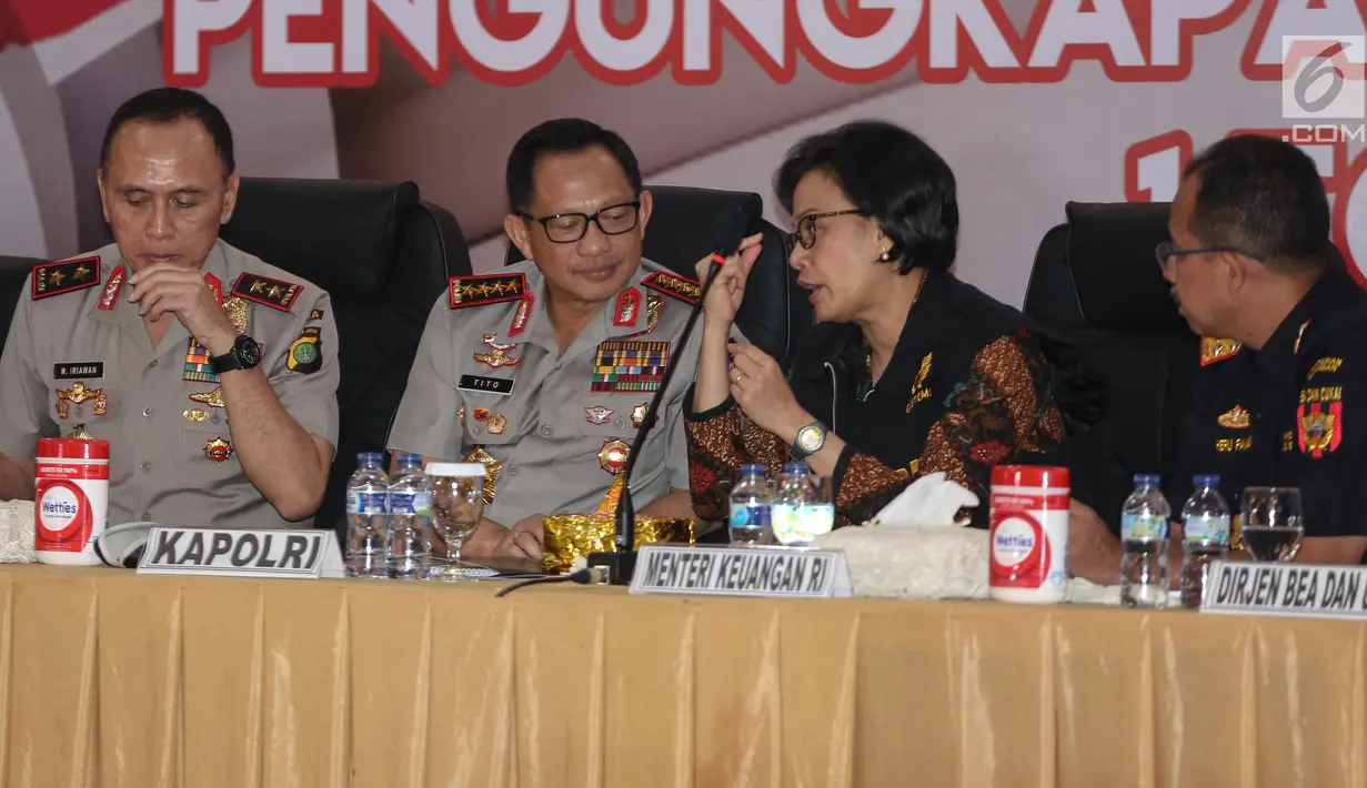 Kapolri Jenderal Tito Karnavian didampingi Kapolda Metro Jaya Irjen M Iriawan dan Menteri Keuangan Sri Mulyani memberikan keterangan saat rilis pengungkapan 1 Ton narkoba jenis sabu di Polda Metro Jaya, Kamis (20/7). (Liputan6.com/Faizal Fanani)