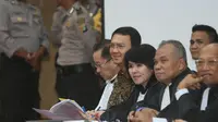 Terdakwa Basuki Tjahaja Purnama atau Ahok mendengarkan keterangan saksi yang dihadirkan dari pihak tim kuasa hukumnya dalam sidang lanjutan kasus dugaan penodaan agama di Auditorium Kementan, Jakarta, Selasa (7/3). (Liputan6.com/Pool/Unank Ramdani) 