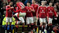 Para pemain Manchester United merayakan gol Bruno Fernandes ke gawang Chelsea dalam lanjutan Liga Inggris 2024/2025 di Old Trafford, Minggu (3/11/2024) malam WIB. (Paul ELLIS / AFP)