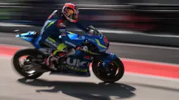 Pebalap Suzuki Ecstar, Maverick Vinales, berada di peringkat kedua saat latihan bebas pertama MotoGP Malaysia, Jumat (28/10/2016). (AFP/Mohd Rasfan)
