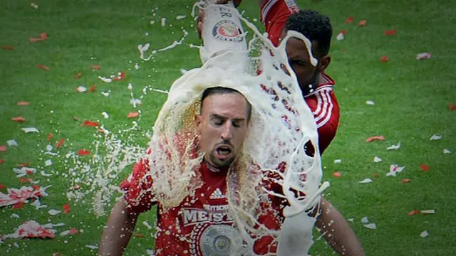 Aksi Ribery Menghindar Siraman Bir