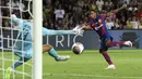Pemain Barcelona Ansu Fati mencetak gol ke gawang Tottenham Hotspur pada pertandingan sepak bola Trofi Joan Gamper 2023 di Estadi Olimpic Lluis Companys, Barcelona, Spanyol, 8 Agustus 2023. (Pau BARRENA/AFP)