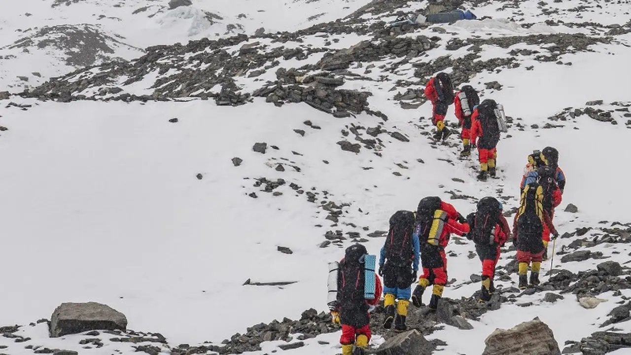 Penemuan Jejak Kaki dan Sepatu Pendaki Bikin Misteri Penakluk Pertama Puncak Gunung Everest Masih Belum Terpecahkan .  (Xinhua/Sun Fei)