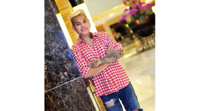 7 Foto Asli Hudson Dua Wajah yang Hadir di Acara Talkshow dan Kena Teguran KPI
