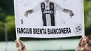 Suporter Juventus membawa spanduk menyambut Cristiano Ronaldo sebelum pertandingan persahabatan antara Juventus A dan tim B, di Villar Perosa, Italia utara, (12/8). (AP Photo/Antonio Calanni)