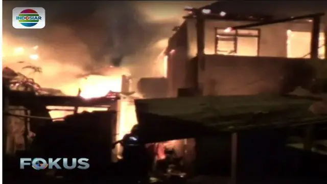 Kobaran api dengan cepat meludeskan tujuh bangunan rumah petak di sebuah permikiman padat penduduk Jalan Tales  Surabaya Sabtu malam