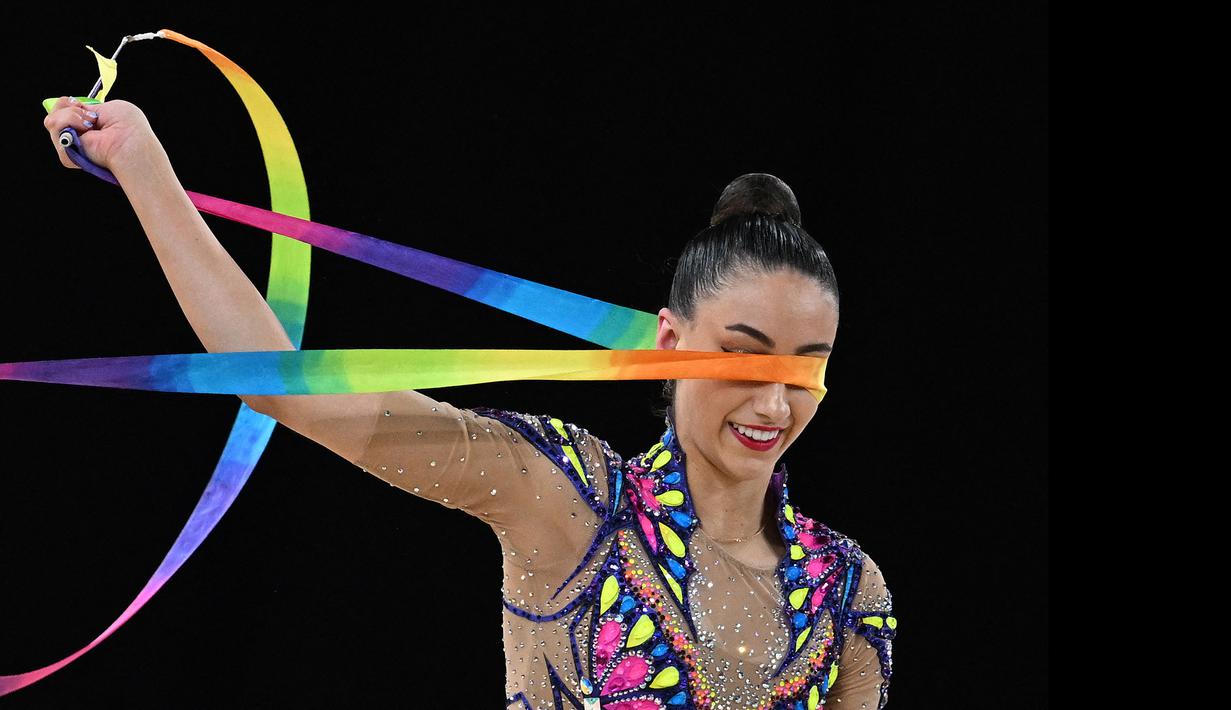 Pesenam Australi, Alexandra Kiroi-Bogatyreva bertanding saat perebutan medali untuk senam ritmik pita pada hari kesembilan Commonwealth Games di Birmingham Arena, Inggris, pada 6 Agustus 2022. (AFP/Paul Ellis)
