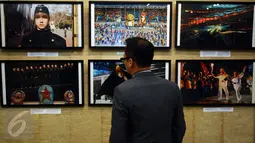 Pengunjung melihat-lihat hasil liputan pewarta foto Rusia, Andrey Stenin di Russian Center for Science and Culture, Jakarta, Selasa (22/12/2015). Andrey Stenin gugur di Timur Ukraina pada Agustus 2014 lalu. (Liputan6.com/Helmi Fithriansyah)
