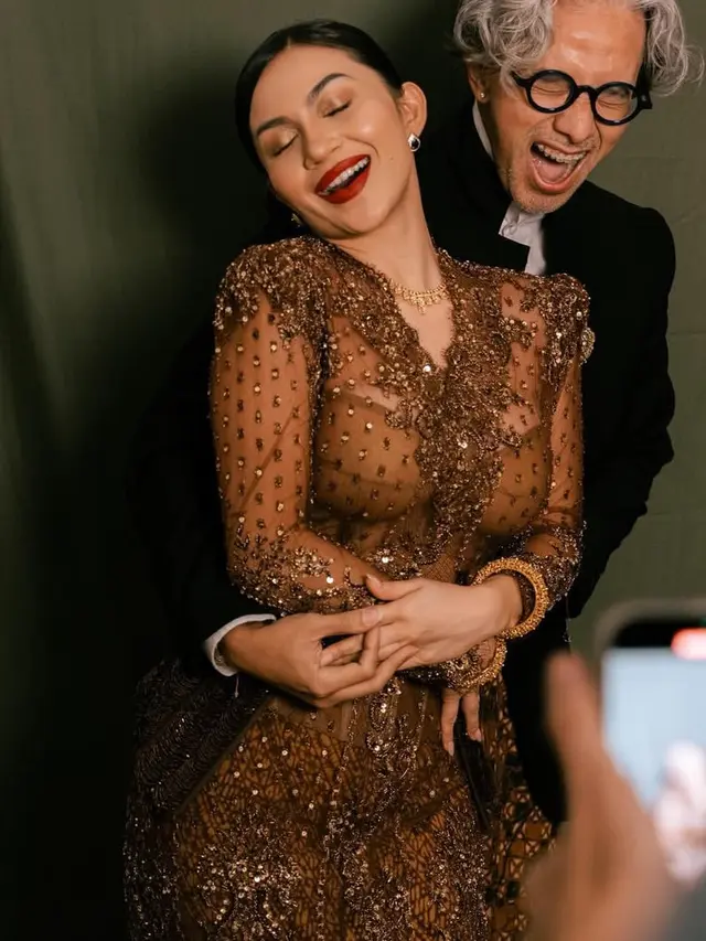 Ariel Tatum Merias Wajahnya Sendiri dengan Gaya Makeup Flawless Glam. [@didietmaulana]