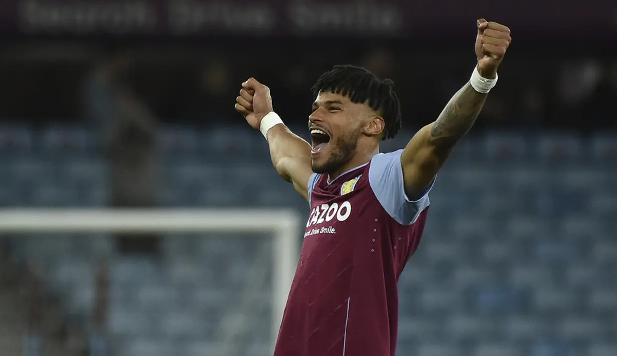 <p>Pemain Aston Villa Tyrone Mings merayakannya kepada para penggemar setelah berakhirnya pertandingan sepak bola Liga Inggris antara Aston Villa dan Fulham di Villa Park, Birmingham, Inggris, Selasa (25/4/2023). Aston Villa memenangkan pertandingan dengan skor 1-0. (AP Photo/Rui Vieira)</p>