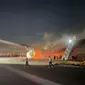 Potret penampakan penumpang&nbsp;Japan Airlines (JAL) lari menyelamatkan diri dari kebakaran pesawat di bandara Haneda, Tokyo, Jepang. (dok: @Aviatren)