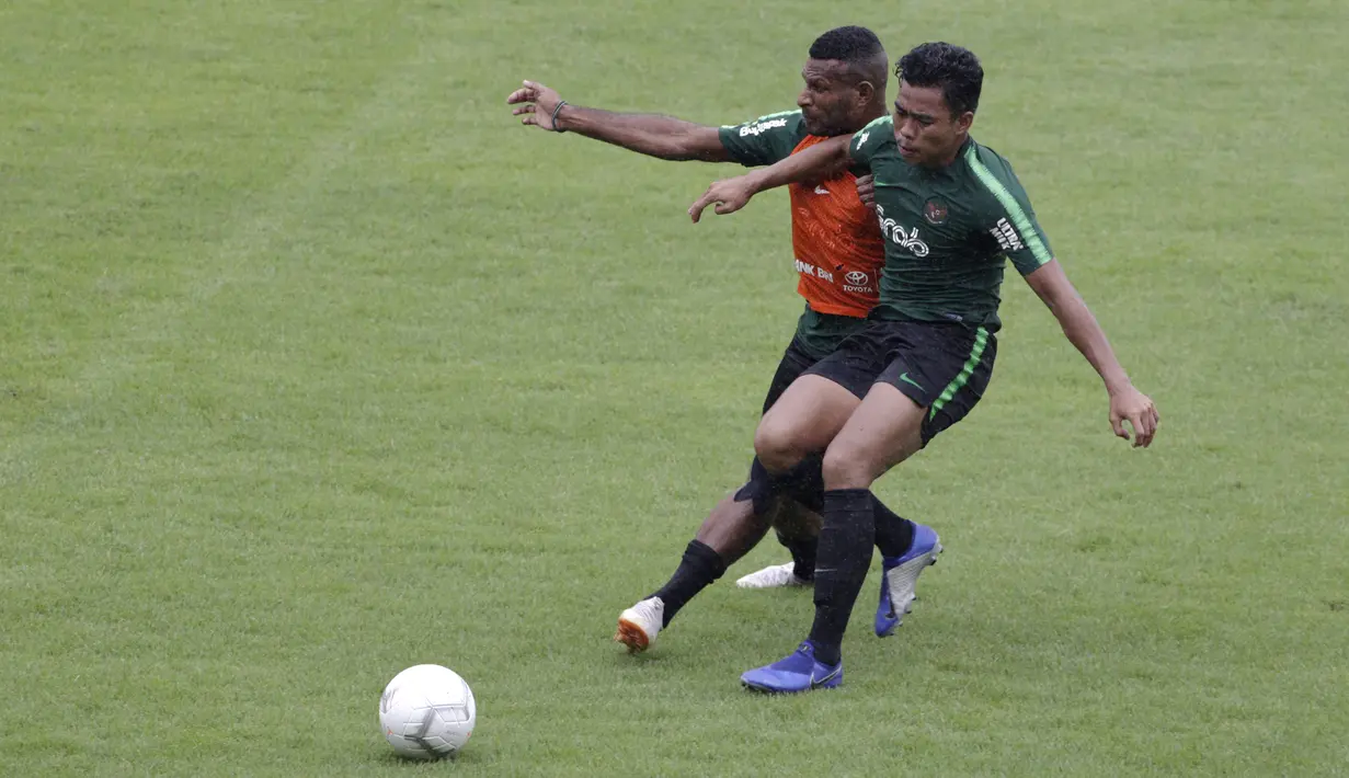 Pemain Timnas Indonesia U-22, Marinus Wanewar, berebut bola dengan Nur Hidayat saat internal games di Stadion Madya, Jakarta, Sabtu (19/1). Latihan ini merupakan persiapan jelang Piala AFF U-22. (Bola.com/Yoppy Renato)