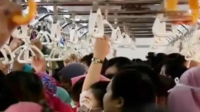 Ganasnya Gerbong Kereta Commuter Line Wanita 