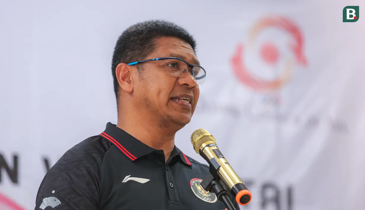 <p>Manajer Timnas Bola Voli Pantai Indonesia, Loudry Maspaitella memberikan sambutan saat pelepasan Timnas Bola Voli Indonesia untuk Asian Games 2022 Hangzhou di Padepokan Voli Jenderal Kunarto, Sentul, Bogor, Kamis (14/09/2023). (Bola.com/Bagaskara Lazuardi)</p>