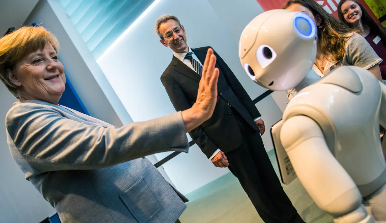 Kanselir Jerman Angela Merkel saat menghadiri pameran Girl's Day di Berlin, Rabu (26/4). Pameran ini bertujuan menarik wanita muda untuk menggeluti pekerjaan hi-tech dan engineering. (AFP PHOTO / John MACDOUGALL)