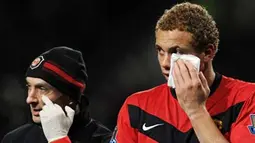 Bek Manchester United, Wes Brown (R) menerima perawatan menyusul cedera di pipinya di laga lawan Tottenham Hotspur yang berlangsung di Old Trafford, 1 Desember 2009. AFP PHOTO / PAUL ELLIS 