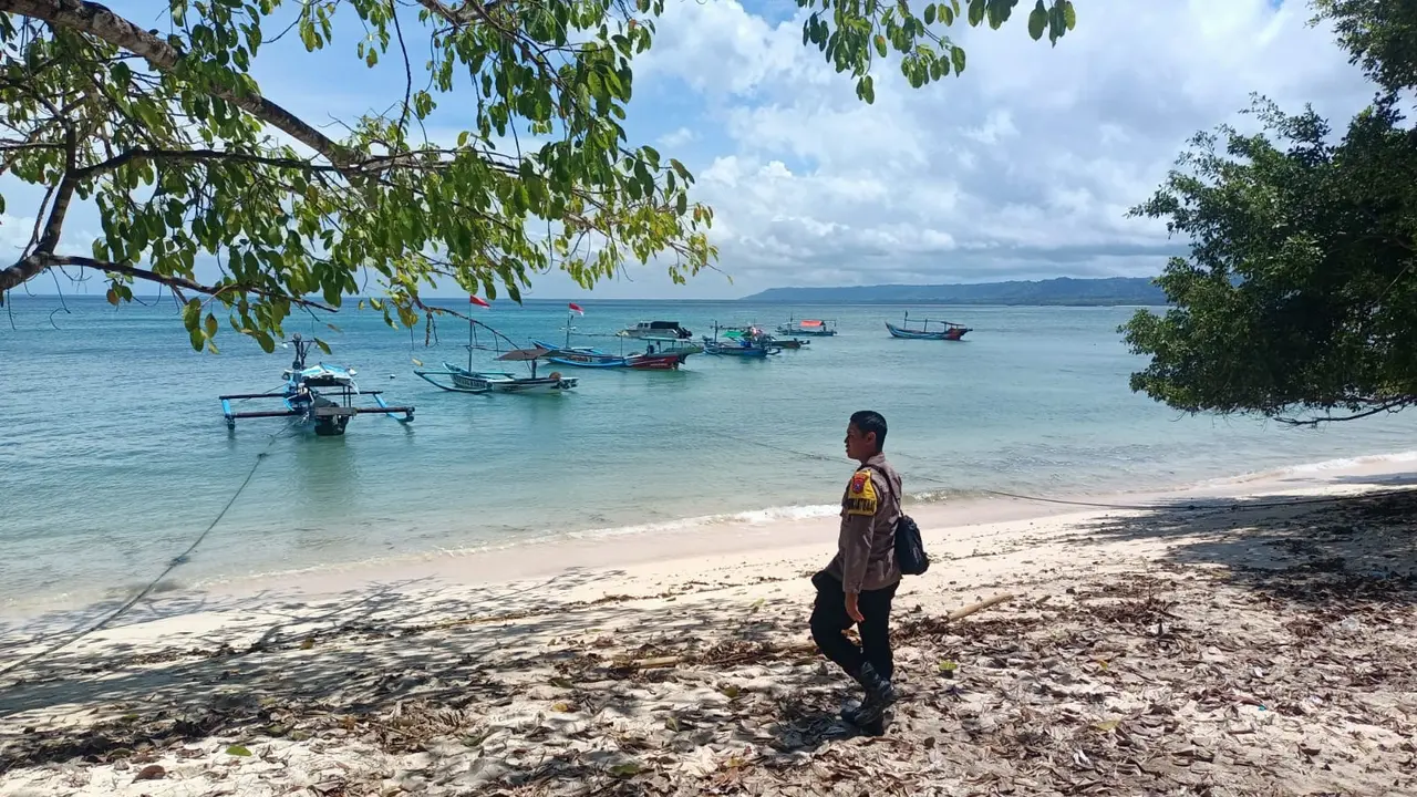 Sejumlah perahu nelayan di Desa Kalipait Tegaldelomo berada di pinggir pantai karena para nelayan takut melaut akibat cuaca buruk (Istimewa)