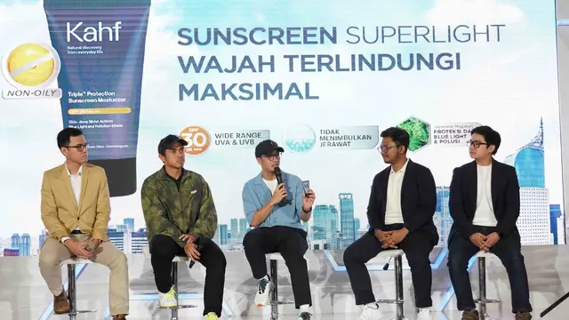 Ricky Harun bersama dr. Pandu Pradana, SpKK selaku dermatologis, musisi Ditto Percussion dan Billy Dharmawan, Brand Manager Kahf