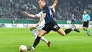 Gelandang Nerazzurri, Ivan Perisic meleas tendangan pada leg 1, 32 besar Liga Europa yang berlangsung di stadion Allianz, Wina, Jumat (15/2). Inter Milan menang 1-0 atas Rapid Wina. (AFP/Joe Klamar)