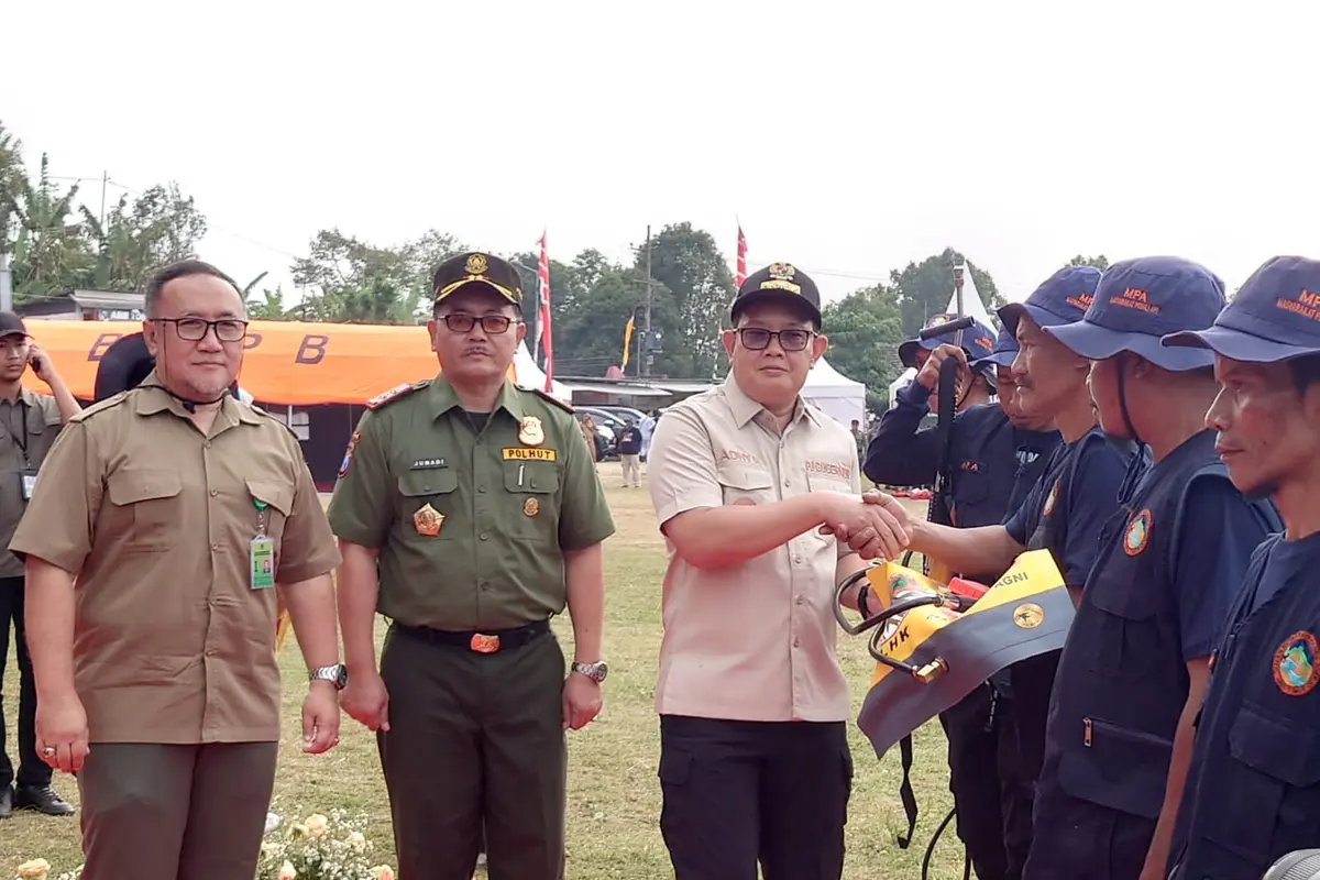 Pj Gubernur Jatim, Adhy Karyono memimpin Apel Siaga Gabungan Pengendalian Kebakaran Hutan dan Lahan (Karhutla) 2024 di Lapangan Desa Trawas, Kabupaten Mojokerto, Selasa (23/7/2024). (Istimewa)