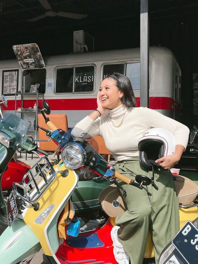 Awkarin naik Vespa (Instagram/@awkarin)