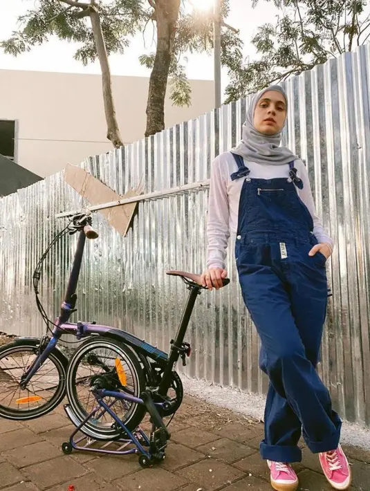 Saat bersantai sore, Nycta Gina memilih denim overall dan long sleeve top untuk tetap tampil stylish. [Foto: IG/missnyctagina].
