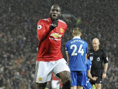 Striker Manchester United, Romelu Lukaku, melakukan selebrasi usai mencetak gol ke gawang Stoke City pada laga Premier League di Old Trafford, Senin (15/1/2018). Manchester United menang 3-0 atas Stoke City. (AP/Rui Vieira)