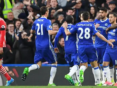 Para pemain Chelsea merayakan gol yang dicetak Eden Hazard ke gawang Southampton pada laga Premier League di Stadion Stamford Bridge, London, Selasa (25/4/2017). Chelsea menang 4-2 atas Southampton. (AFP/Justin Tallis)