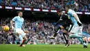 Pemain Leicester City, Riyad Mahrez, saat mencetak gol ke gawang Manchester City dalam lanjutan Liga Inggris di Stadion Etihad, Manchester, Sabtu (6/2/2016) malam WIB. (AFP/Adrian Dennis)