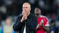 Meski kalah, Arne Slot mencoba tetap optimis. Skor 0-2 dianggapnya masih dalam batas aman untuk dikejar saat mereka bermain di hadapan publik sendiri pada leg kedua nanti. (AP Photo/Aurelien Morissard)