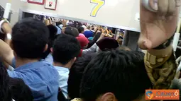 Citizen6, Jakarta: Suasana di dalam gerbong KRL Jabotabek. Penumpang sering merasa kecewa karena jadwal kedatangan dan keberangkatan kereta sering tidak tepat waktu. (Pengirim: Tere)
