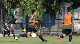 Pemain Timnas Indonesia U-22, Osvaldo Haay, menendang bola saat latihan di Lapangan ABC, Senayan, Jakarta, Jumat (11/1). Pemain muda terbaik Liga 1 2018 itu baru bergabung pada hari kelima pemusatan latihan skuat Garuda Muda. (Bola.com/M Iqbal Ichsan)