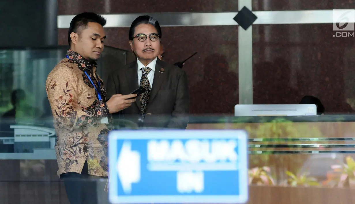 Pengacara Hotma Sitompul (kanan) usai menjalani pemeriksaan di Gedung KPK, Jakarta, Rabu (8/11). Hotma diperiksa terkait kasus dugaan korupsi KTP Elektronik. (Liputan6.com/Helmi Fithriansyah)