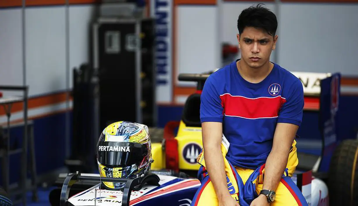 Pebalap Trident asal Indonesia, Philo Paz Armand, bersiap jelang latihan bebas GP2 Spanyol di Sirkuit Catalunya, Spanyol, Jumat (13/5/2016). (GP2series.com)