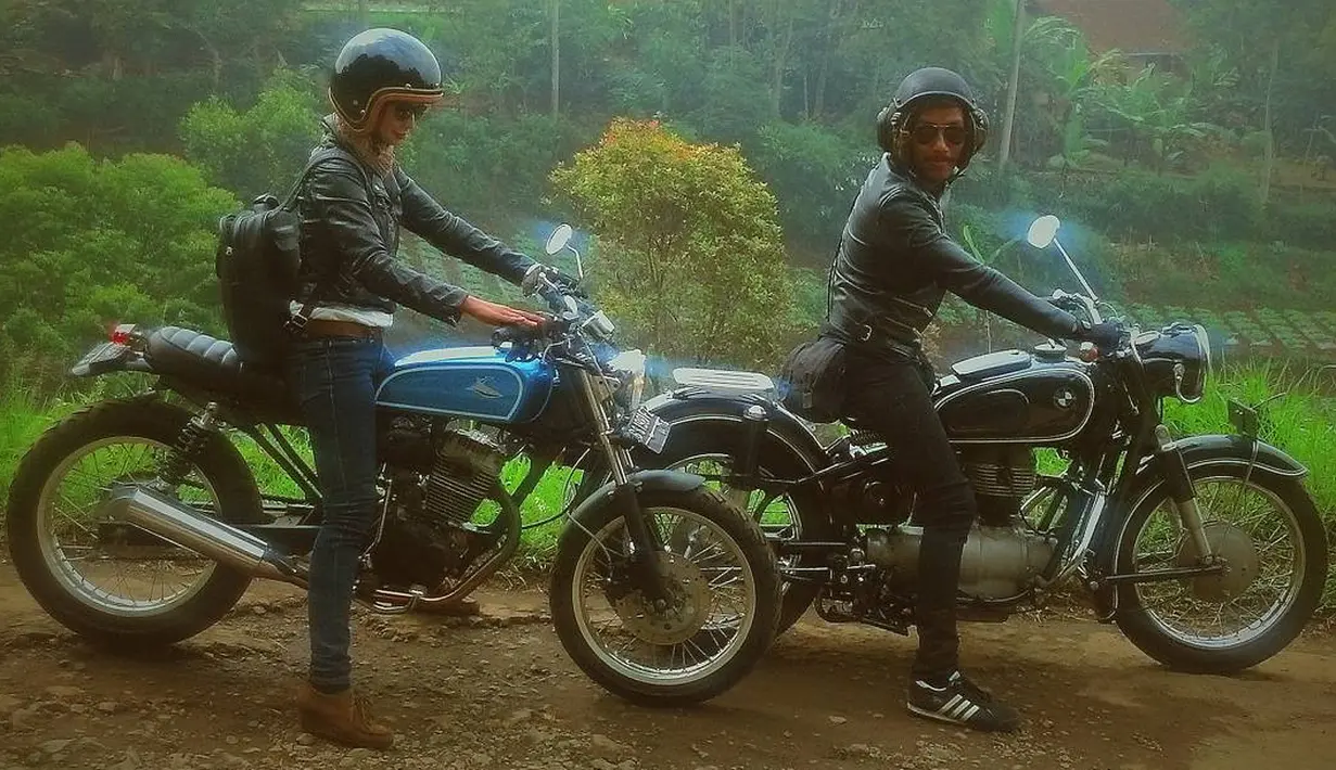Nah, kalau yang satu ini sang anak tidak diajak seperti biasanya. Namun Shareefa dan suami sepertinya sedang turing mengendarai motor tua klasiknya. Keduanya juga kompak tampil memakai jaket kulit hitamnya. (Instagram/shareefadaanish)