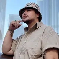 Pria 40 tahun itu pun tak pernah ketinggalan mengenakan topi. Bukan hanya berfungsi sebagai penutup kepala, topi juga menjadi aksesoris penunjang penampilan Ivan Gunawan. Kali ini, ia tampil menawan dengan bucket hat.(Liputan6.com/IG/@ivan_gunawan)