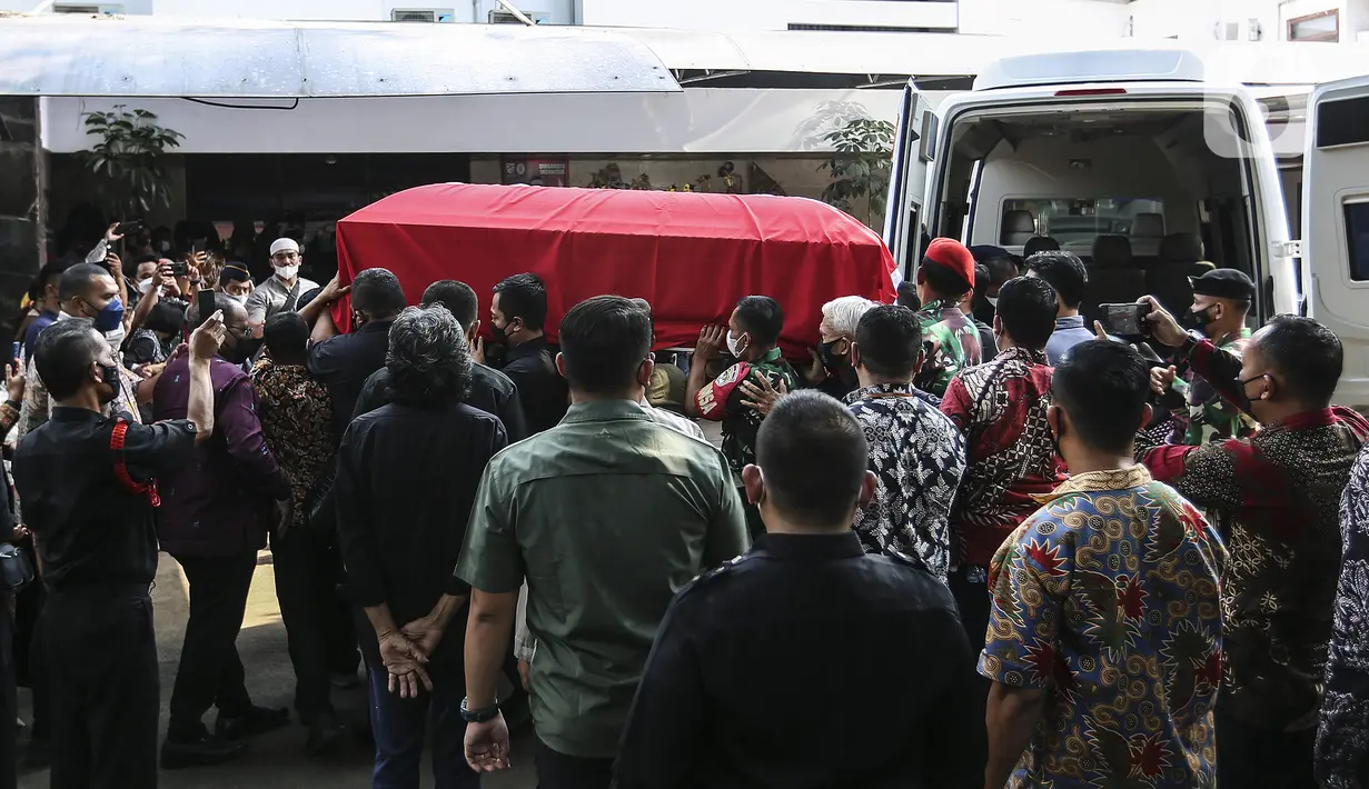 Jenazah almarhum Menpan RB Tjahjo Kumolo tiba dari Rumah Sakit Abdi Waluyo di Rumah Dinas Widya Candra, Jakarta, Jumat (1/7/2022). Sebelumnya, Tjahjo Kumolo memang diketahui tengah menjalani perawatan intensih dalam beberapa hari terakhir. (Liputan6.com/Johan Tallo)