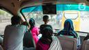 Warga menaiki bus wisata gratis Transjakarta di Jakarta, Selasa (26/12/2023). (Liputan6.com/Faizal Fanani)